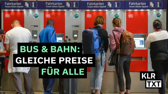 Menschen stehen an mehreren Ticketautomaten der Deutschen Bahn.