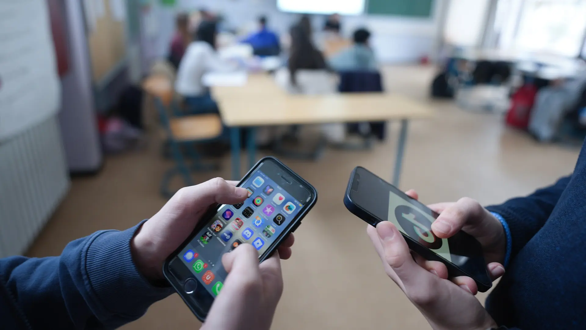 Alle oder keiner: So gehen Schulen in Dresden mit dem neuen Handyverbot um