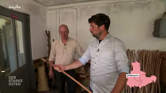 MDR-Reporter Tobias Bader zu Gast bei Stockmacher Michael Geyer in Lindewerra.