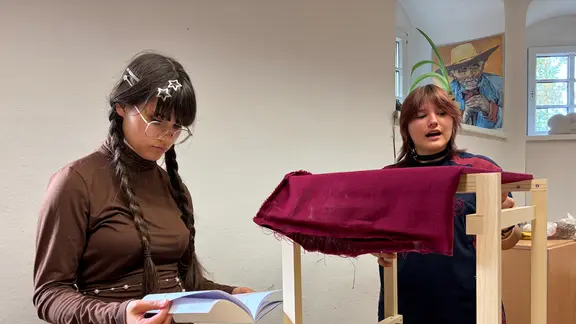 Schülerinnen bauen einen Hocker