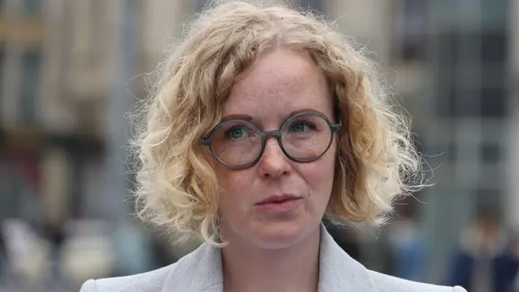 Porträt Uta Bretschneider: Eine Frau mit blonder Kurzhaarfrisur und Brille