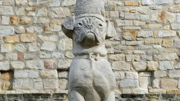 Steinskulptur Mops mit Zipfelmütze von 1927 von Bildhauer Erich Haase, Weißenfels, 