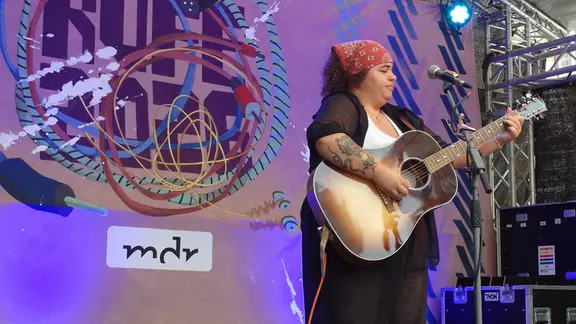 Die Musikerin Joce Reyome beim Rudolstadt Festival