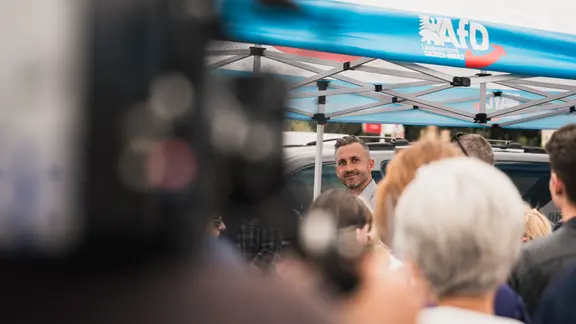 Ulrich Siegmund schaut von Weitem in die Kamera