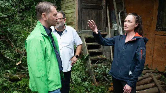 Eine junge Frau im Gespräch mit Ministerpräsident Kretschmer