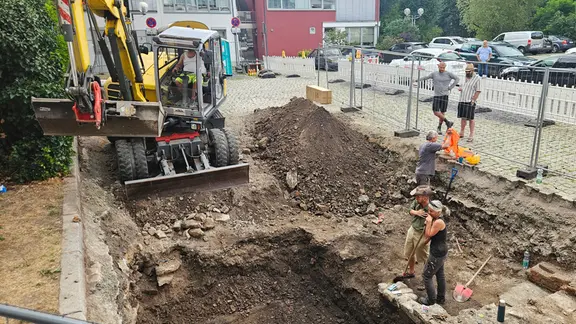 Grabungen von  Archäologen auf dem Erfurter Rathausparkplatz