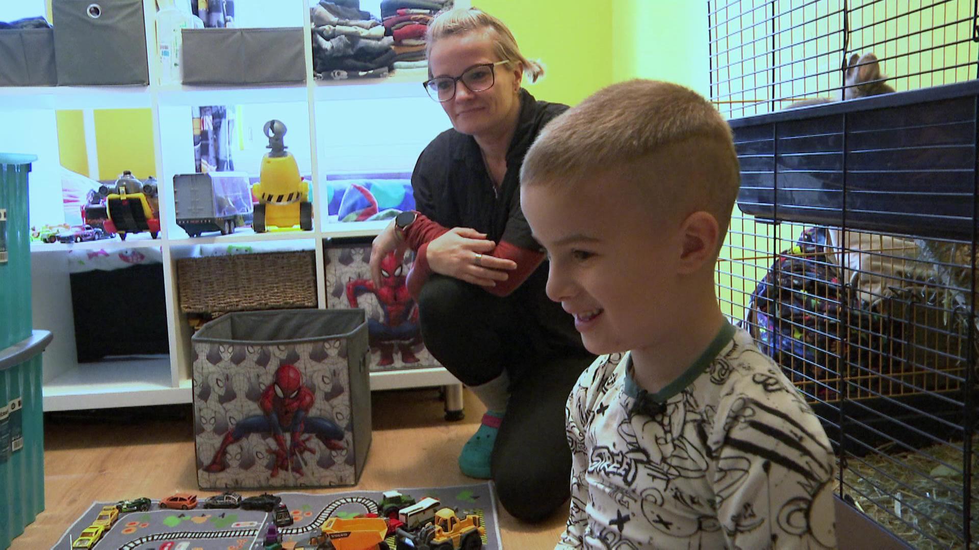 Ein Kind spielt in einem Kinderzimmer. | MITTELDEUTSCHER RUNDFUNK