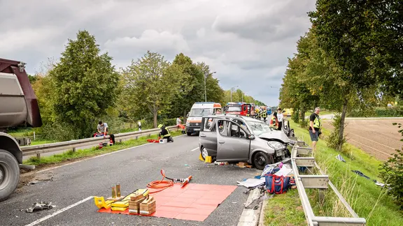 Rettungskräfte im Einsatz bei einem Verkehrsunfall auf einer Landstraße. 