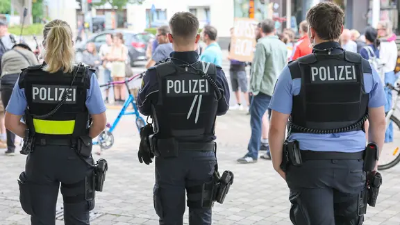 Polizisten sichern den Infostand der AfD in Buckau. AfD-Spitzenkandidat Siegmund besucht in Magdeburg mehrere Infostände der AfD zur Landtagswahl 2026.