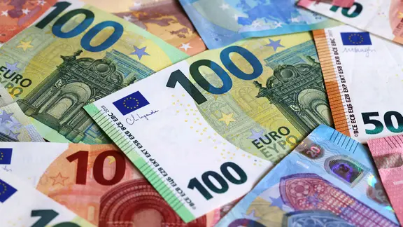 Viele Euroscheine liegen zusammen