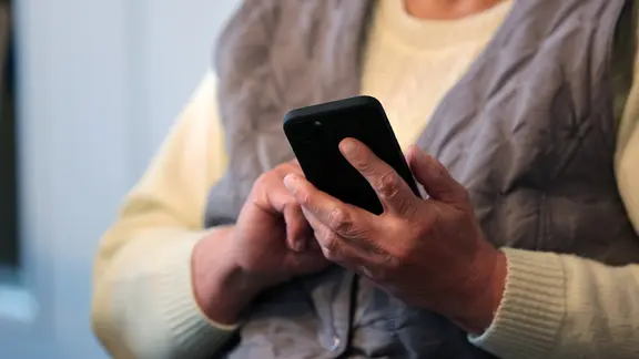 Symbolbild: Seniorin mit Handy