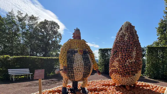 Obelix als Kürbisfügur steht im Park Lichtenwalde.