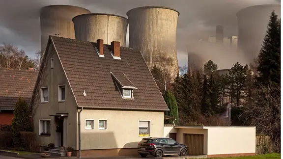Wohnhaeser im Stadtteil Auenheim vor dem mit Braunkohle betriebenem Kraftwerk Niederaussem