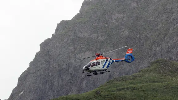 Bergrettung Vorarlberg mit Rettungshubschrauber Gallus 1 unterhalb des Gipfels der Kanzelwand. 