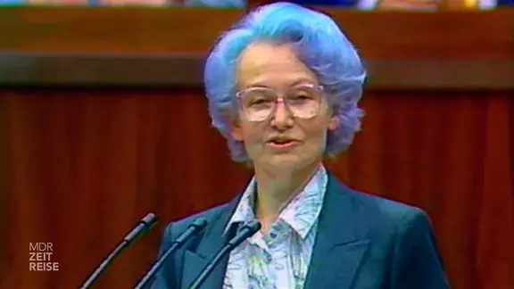 Margot Honecker vor der Volkskammer.