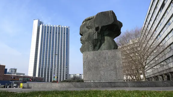 Das markante Congress-Hotel ragt im Zentrum von Chemnitz neben dem Karl-Marx-Monument in die Höhe.