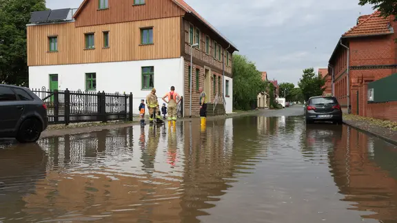 Wasser steht nach einem heftigen Regenguss auf einer Straße in Derenburg in Sachsen-Anhalt.