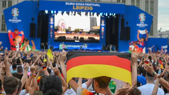 Die Fan Zone auf Augustsplatz voller Menschen.