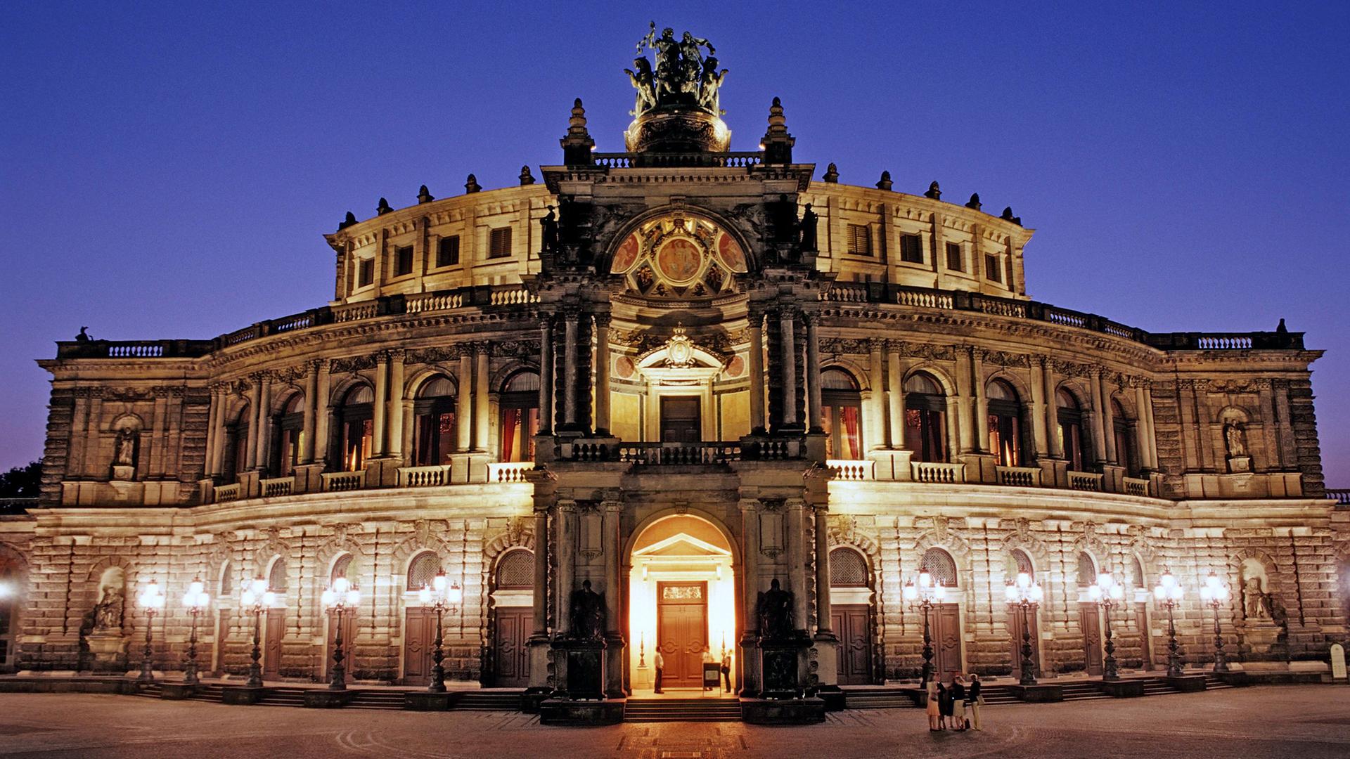 Nachtaufnahme der beleuchteten Fassade der Semperoper in Dresden | imago/OceanPhoto