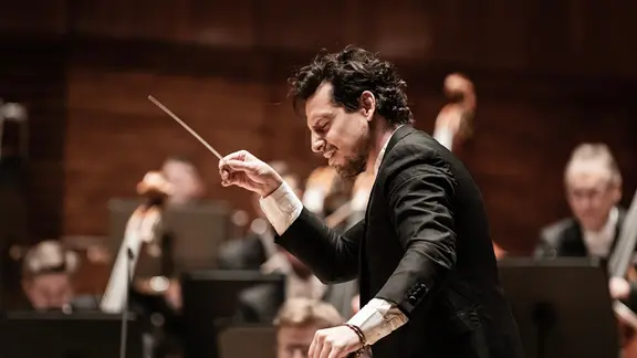 Paolo Bortolameolli beim Dirigieren