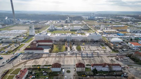 Die Stadt Leuna aus der Luft mit dem gleichnamigen Chemiepark.