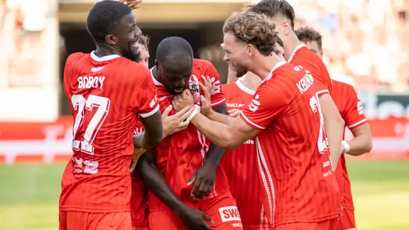Rot-Weiß Erfurt bejubelt das 2:0 durch Raphael Assibey-Mensah