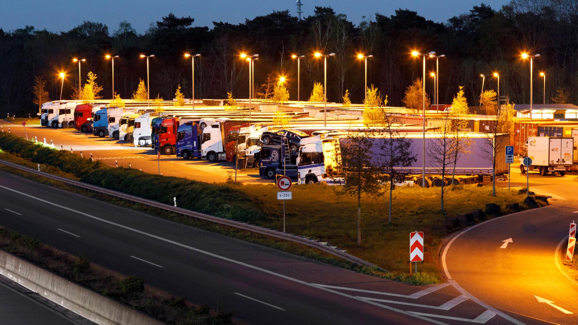 Ein Rastplatz mit LKWs an einer Autobahn | IMAGO/Olaf Döring