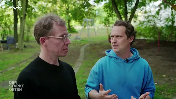 Reporter Stefan Ganß (re.) besucht ein Plattenbau-Projekt