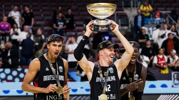 Tristan Da Silva (Deutschland, 5), Andreas Obst (Deutschland, 42), Isaac Bonga (Deutschland, 0) mit Pokal, Trophäe und Gold Medaille