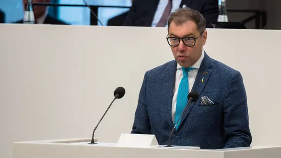Oleksii Makeiev, ukrainischer Botschafter in Deutschland, spricht im Niedersächsischen Landtag.