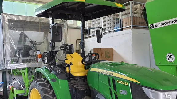 Ein grüner Traktor in einer Garage