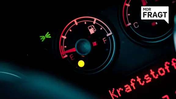 Tankanzeige eines Autos mit dem Hinweis, dass der Tank langsam leer wird.