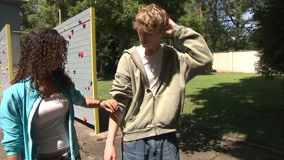 Zwei jugendliche Schauspieler proben zusammen.