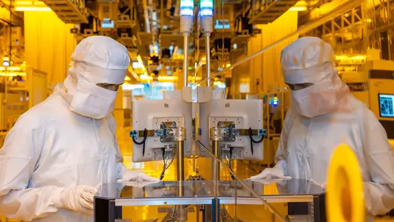 Ein Infineon Mitarbeiter arbeitet an einer Anlage im bestehenden Reinraum der Infineon Technologies AG in Dresden.