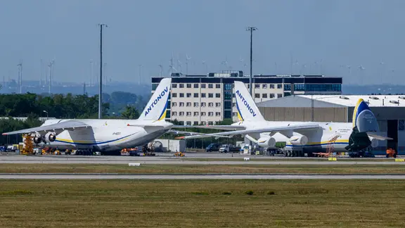 Ukrainische Antonov parken am Flughafen Leipzig/Halle hinter einem Zaun auf dem Flughafengelände. 