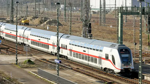 Ein Doppelstockzug der zweiten Generation des InterCity.