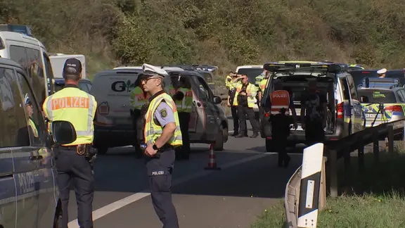 Polizisten stehen an der B2