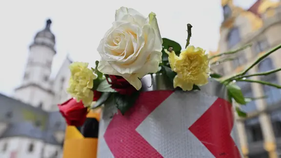 Nach der Amokfahrt in Leipzig liegen Blumen auf der Polleranlage der betroffenen Fußgängerzone, vor der das Fahrzeug zum stehen kam.