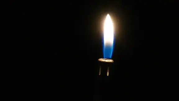 Ein brennendes Feuerzeug