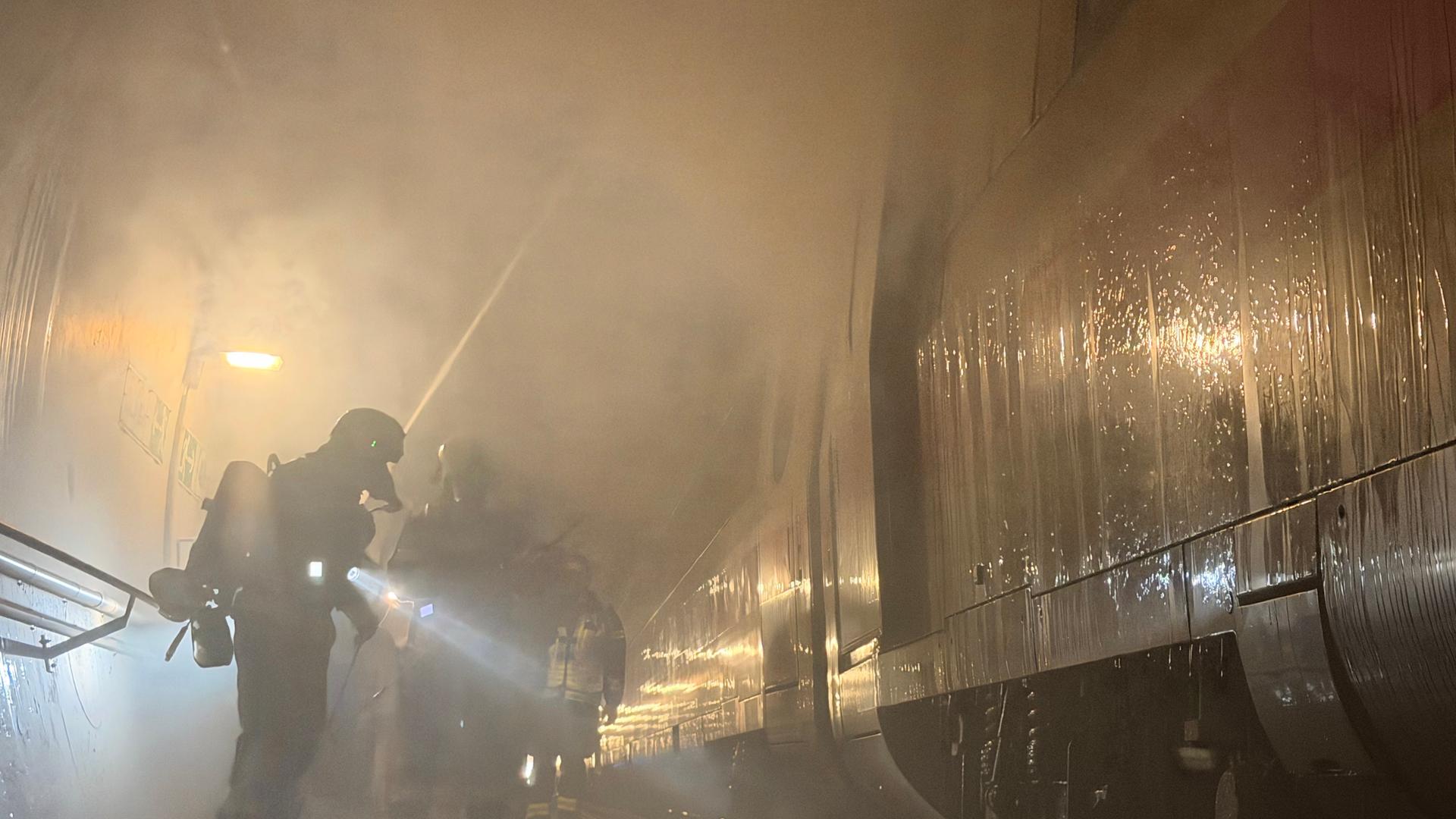 Feuerwehreute bei einer Übung im Sandbergtunnel der Schnellfahrstrecke Erfurt-Nürnberg im Ilm-Kreis. | MDR/Sarah Rose