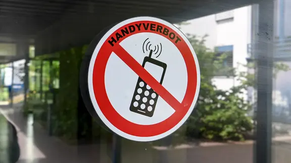 Aufkleber Handyverbot an Schultür