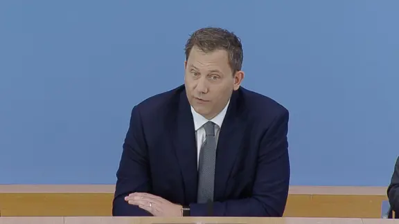 Bundesfinanzminister Lars Klingbeil bei einer Pressekonferenz.
