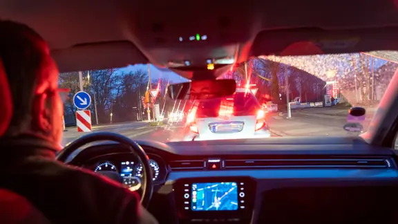 Ein Autofahrer ist bei Dunkelheit in der Innenstadt unterwegs. 