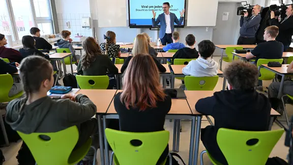 Christian Tischner (CDU), Minister für Bildung, Wissenschaft und Kultur von Thüringen, spricht in der Staatlichen Regelschule „Robert Bosch“ zu Schülerinnen und Schülern. 