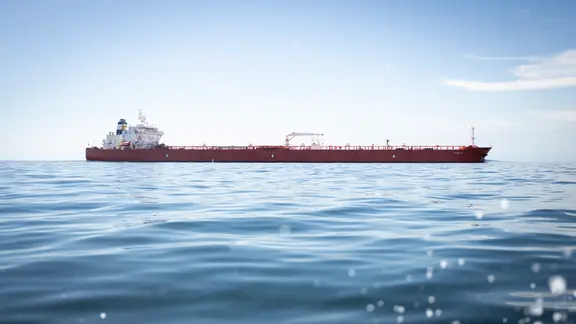 Der von Greenpeace als Teil der russischen Schattenflotte identifizierte Öltanker "Kira K" fährt vor der deutschen Küste bei Fehmarn.