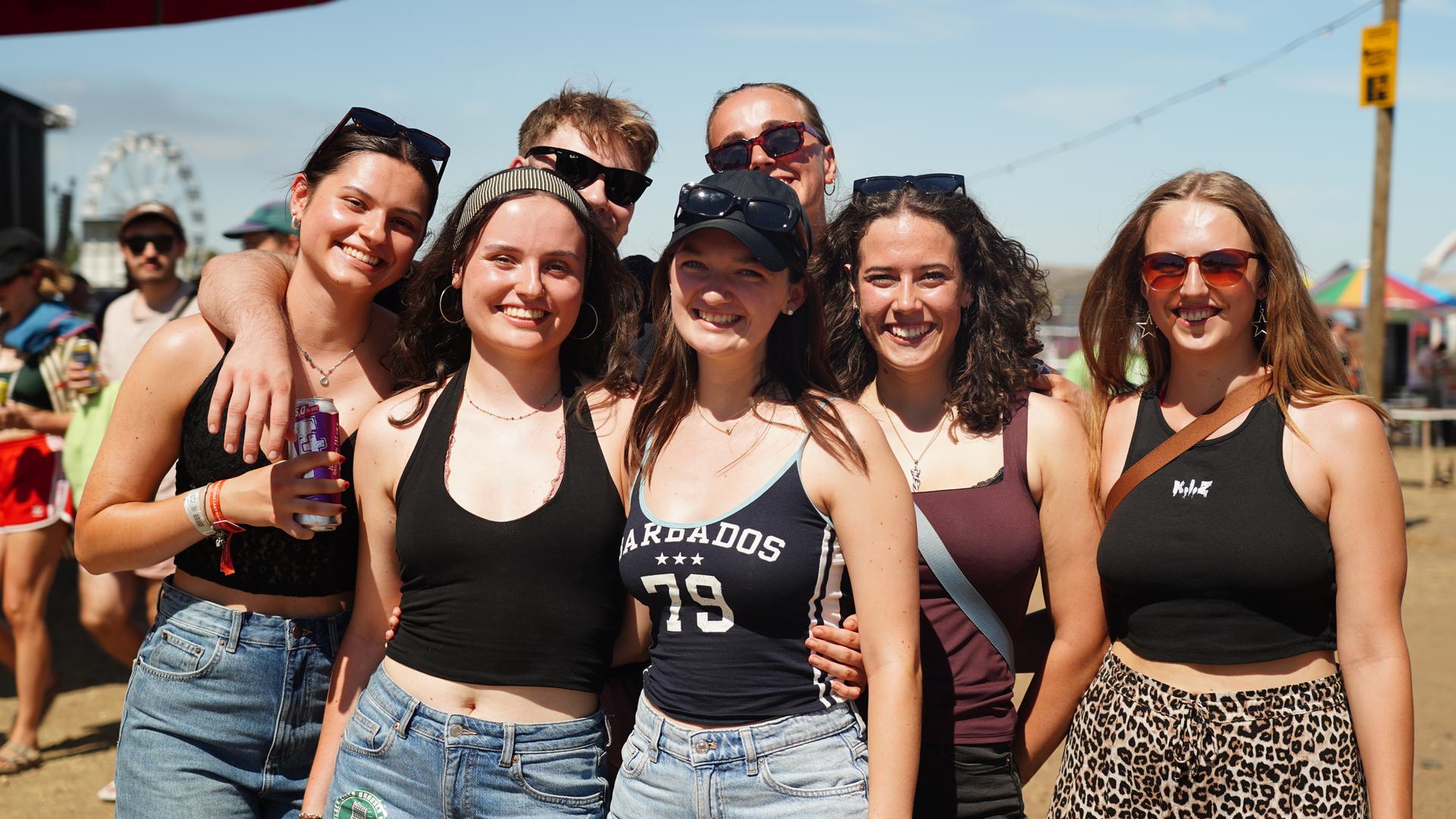 Gruppenbild mit sechs sommerlich gekleideten Frauen und einem Mann.  | MDR / Konstantin Henß