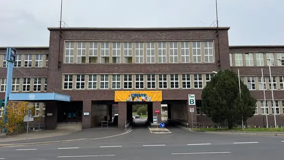 Das ehemalige Simson-Werk in Suhl, ein dunkles Gebäude vor grauem Himmel.