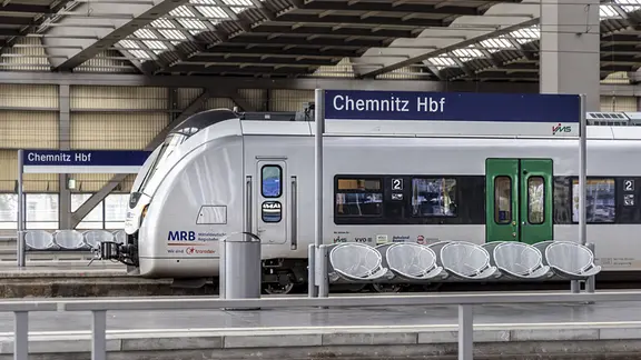Ein Regionalzug steht im Hauptbahnhof Chemnitz