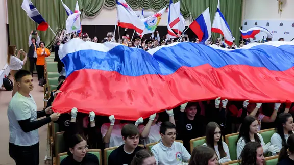 Simferopol/Krim: Studenten rollen russische Fahne über Publikum aus