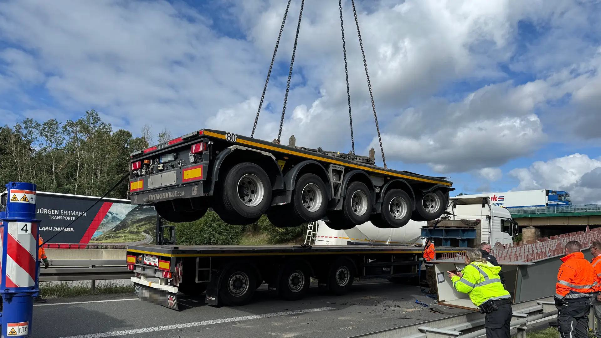 70 Tonnen-Teil stürzte von Schwerlasttransporter auf Autobahn